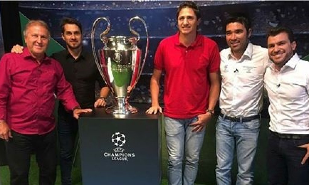 Zico grava programa ao lado da taça da UEFA Champions League