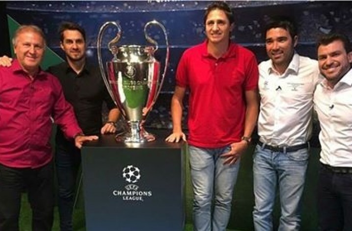 Zico grava programa ao lado da taça da UEFA Champions League