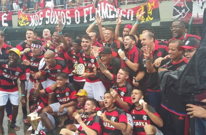 Zico parabeniza o Flamengo pela conquista da Copa São Paulo